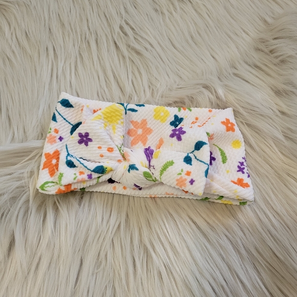 Knotted baby gown with matching hat and bow - Picture 3 of 4